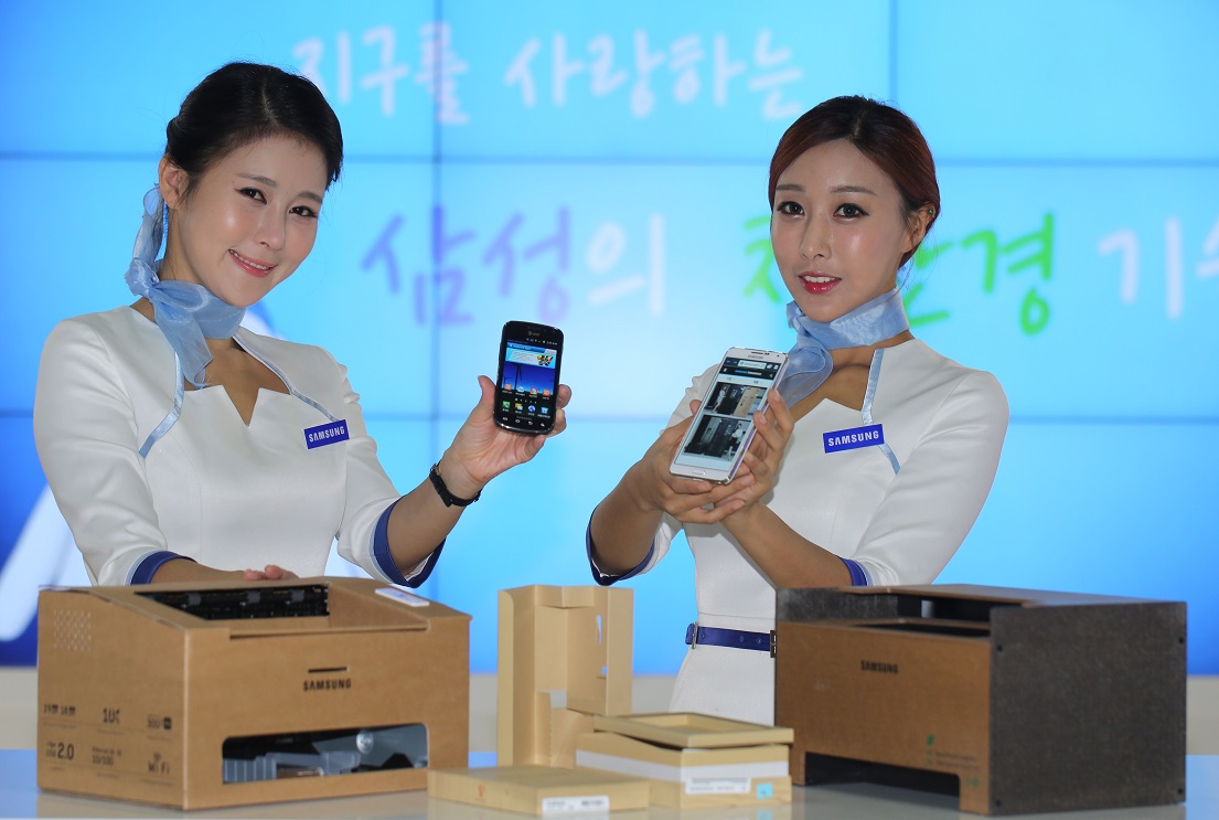 '2013 대한민국 친환경 대전 ECO-EXPO KOREA 2013'에 참가한 삼성전자가 친환경 컨셉 프린터, 100% 재생 용지를 활용한 휴대폰 포장재 등을 선보이고 있습니다.