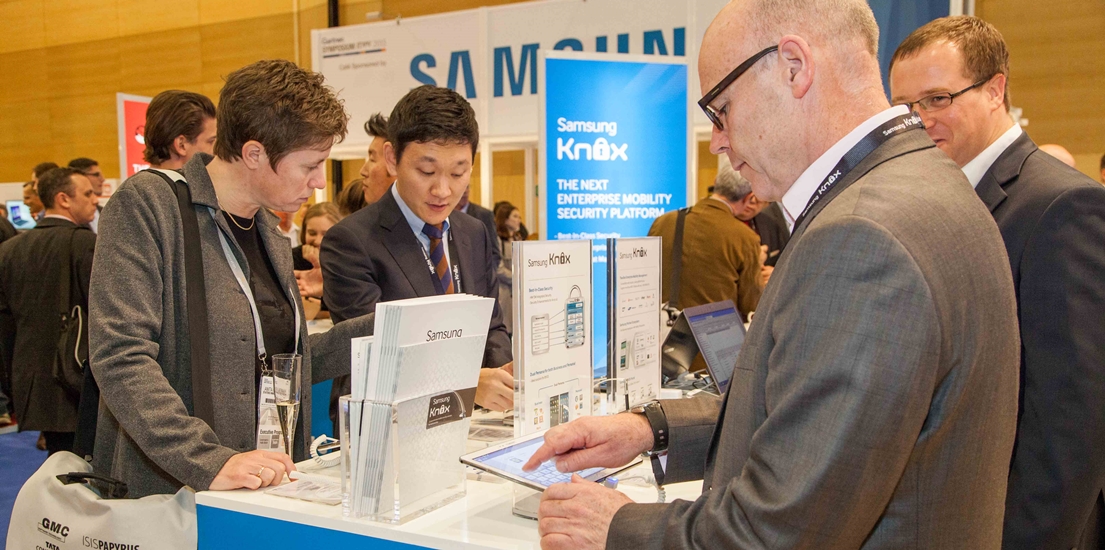 10일부터 14일까지 스페인 바르셀로나에서 열리는 '가트너 심포지엄 IT엑스포'에서 삼성전자 부스를 방문한 관람객들이 다양한 기업용 제품과 솔루션을 살펴보고 있습니다.