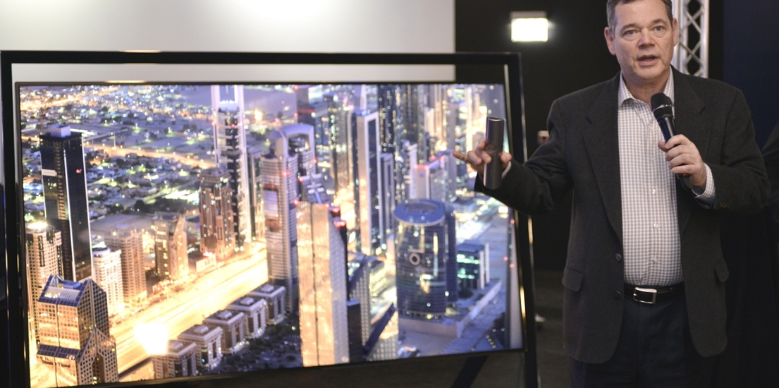 지난 주 독일 뮌헨에서 열린 UHD 기술 세미나에 참가한 세계적 화질 전문가 '조 케인(Joe Kane)'이 삼성전자 85형 UHD TV를 이용해 UHD 표준 동향에 대해 발표하고 있다.