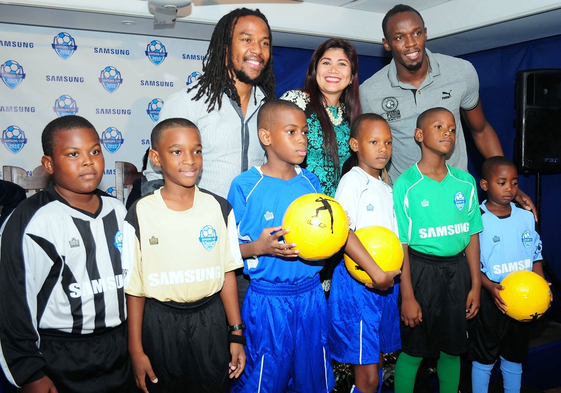 10월 30일 자메이카 킨스턴에서 열린 유소년 스포츠 대회 '코파 삼성'에 동참한 우사인 볼트 재단 관계자들이 아이들과 기념 촬영을 하고 있습니다.