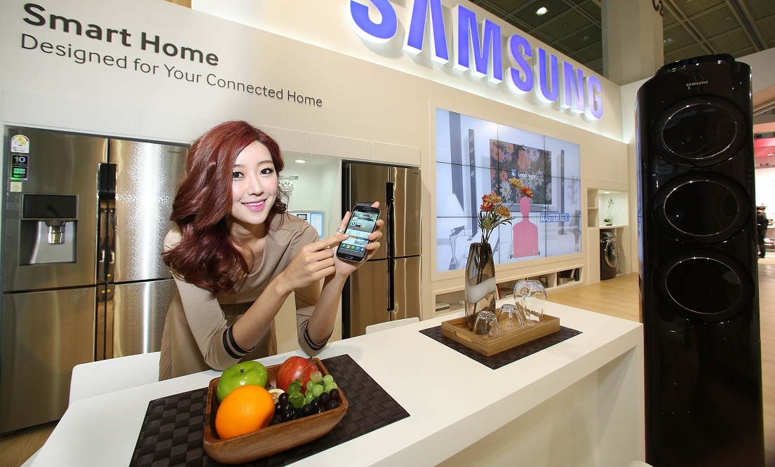 삼성 모델이 '2013 국제 스마트 홈ㆍ빌딩전'에서 삼성전자 스마트 홈 기능을 시연하고 있습니다.