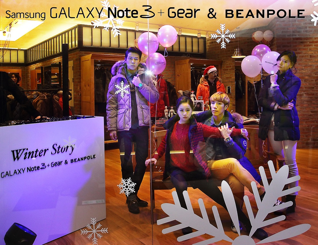 11월 16일 빈폴 IFC몰점에서 댄싱9 출연진들과 패션모델들이 쇼윈도 라이브 패션 퍼포먼스를 선보이고 있습니다.