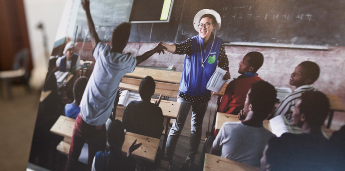 아프리카 봉사활동 모습입니다.