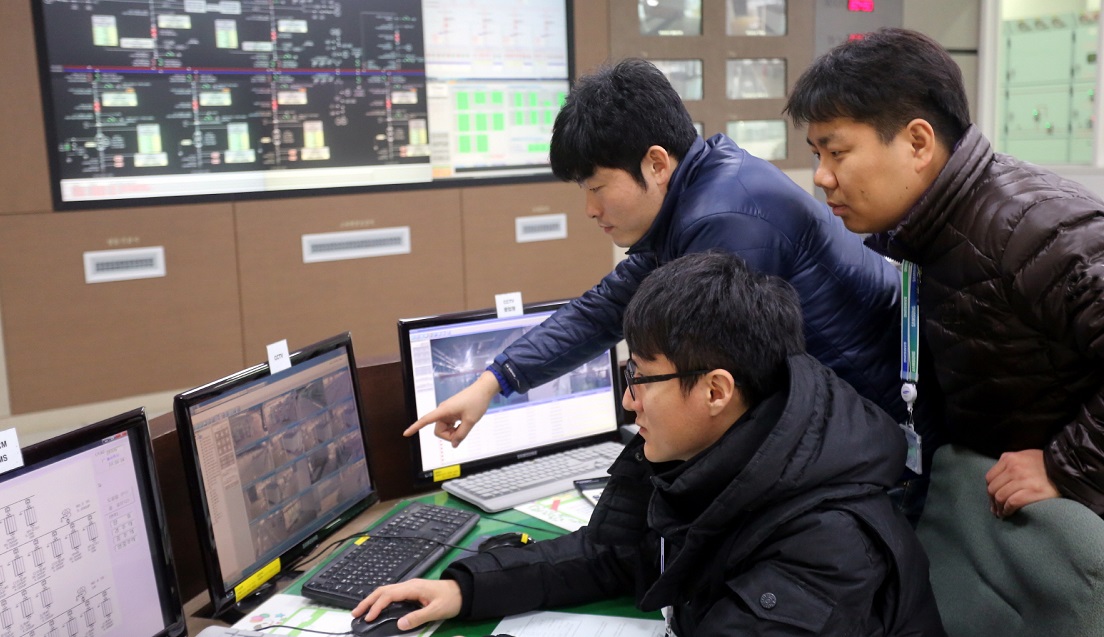 삼성전자 임직원들이 수원 '삼성디지털시티' 내 전력감시실에서 전력 사용 현황을 면밀히 살펴보고 있습니다.