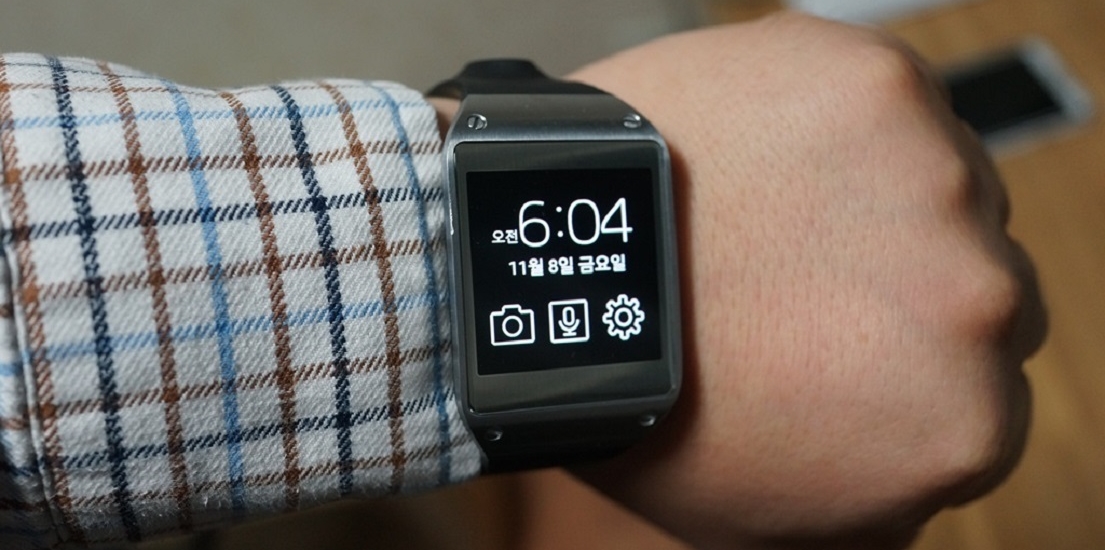 손목에 찬 갤럭시 기어의 모습입니다.