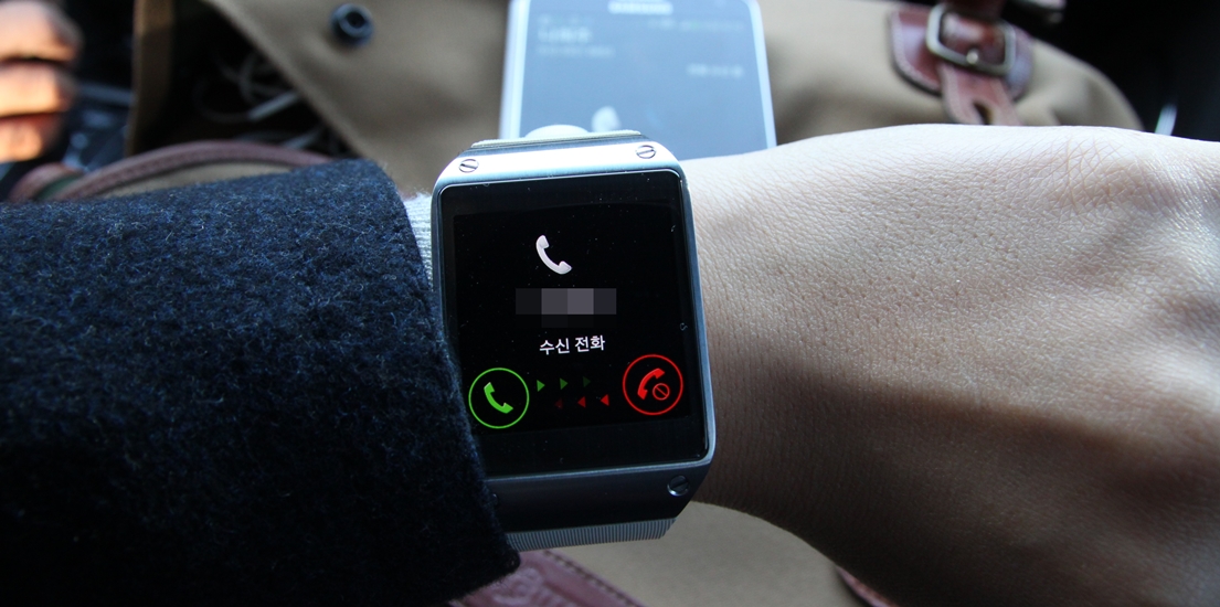 손목에 착용한 갤럭시 기어입니다.