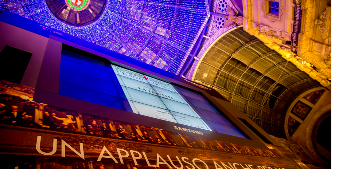 빅토리오 엠마누엘레 갤러리 중앙에 설치된 삼성전자의 대형 스크린입니다.