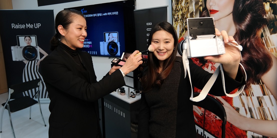 삼성 스마트카메라 NX300M과 메이크업 브랜드 바비 브라운이 지난 29일 삼성 스마트카메라 스튜디오에서 '뷰티 클래스'를 진행했습니다. 현장에서는 셀카 맞춤형 미러리스 삼성 스마트카메라 NX300M 구매고객 24명이 참여한 가운데, 셀카를 잘 나오게 해주는 다양한 음영 메이크업 팁과 셀카 촬영 노하우를 전수했습니다.