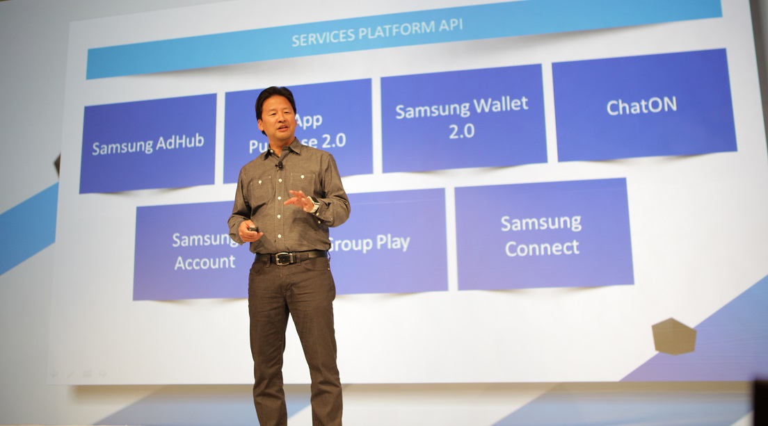MSCA 센터장 커티스 사사키 전무가 삼성개발자컨퍼런스 2013에서 SDK를 소개하고 있습니다.
