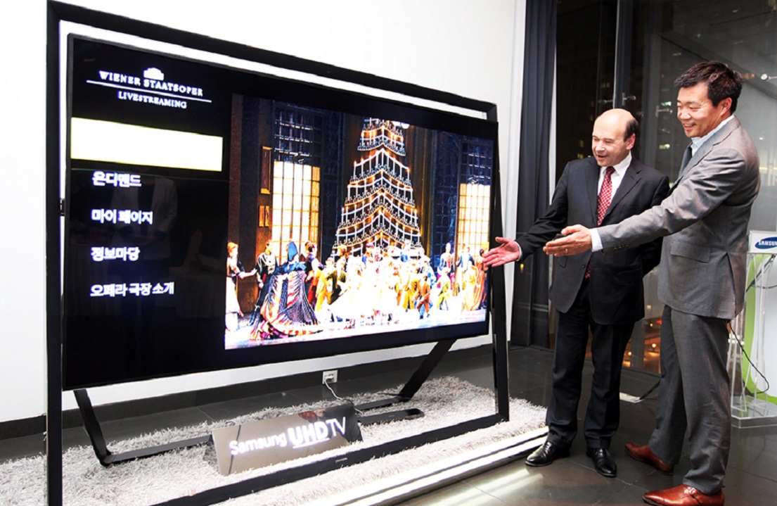 지난 13일 삼성전자 서초사옥에 위치한 딜라이트 전시장에서 비엔나 오페라하우스의 '도미니크 메이어' 관장과 삼성전자 영상디스플레이사업부 김상윤 상무가 삼성 스마트TV의 '비엔나 오페라하우스' 애플리케이션을 소개하고 있습니다.