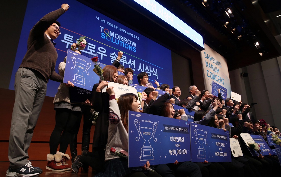 11월 18일 삼성전자 서초사옥에서 삼성전자와 미래창조과학부가 실시한 창의 인재 발굴과 육성을 위한 '투모로우 솔루션' 공모전에서 수상한 팀들이 기념 촬영을 실시하고 있습니다.