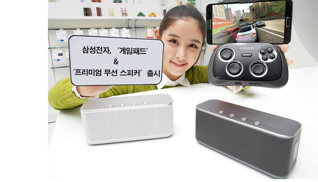 삼성전자가 스마트폰과 태블릿 등 스마트 기기 사용자들에게 새롭고 즐거운 사용자 경험을 제공하기 위해 게임 패드(모델명: EI-GP20)와 프리미엄 무선 스피커(모델명: EO-SB330)를 출시합니다. 사진은 삼성전자 모델이 서울 삼성동 코엑스 갤럭시존에서 신제품 모바일 액세서리들을 소개하는 모습입니다.
