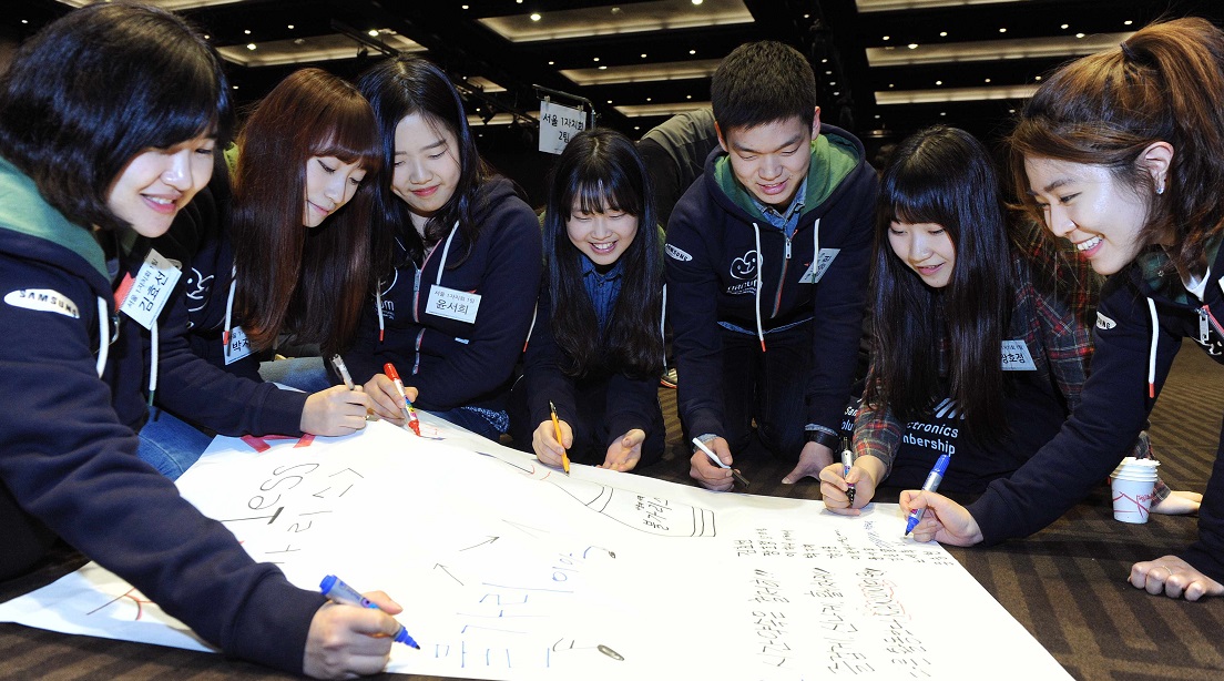 대학생 봉사단과 삼성전자 임직원은 발대식에 이어 24~26일까지 경기도 화성에 위치한 라비돌리조트에서 3일간 사회문제 해결 방법에 대한 'Design Thinking Workshop'도 개최, 1년간 운영 방안을 논의했습니다.