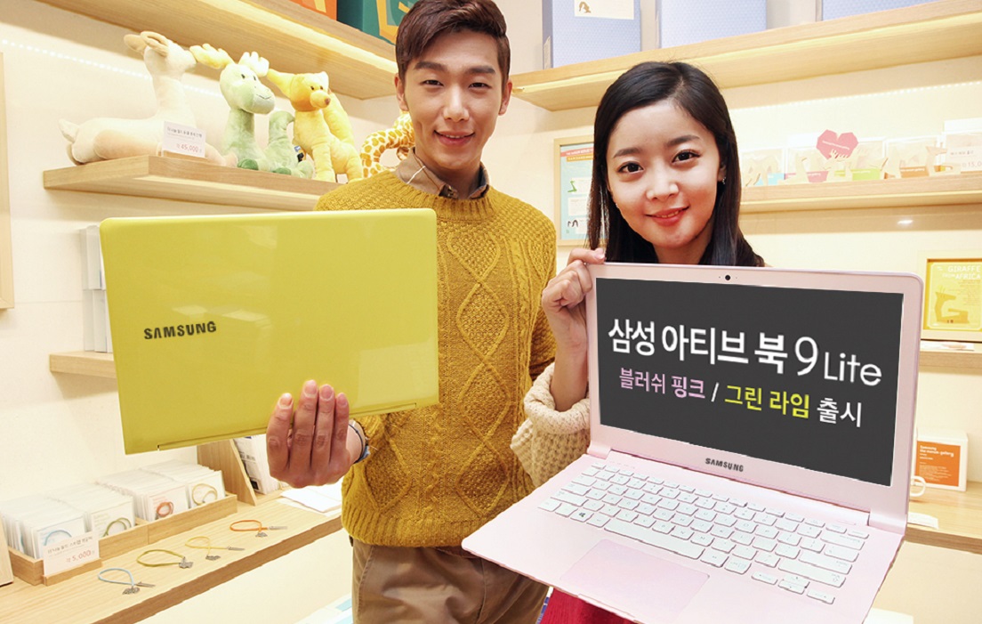 삼성전자 모델이 서초동 삼성전자 딜라이트숍에서 '아티브 북9 라이트' 노트북 신제품을 선보이는 모습입니다.