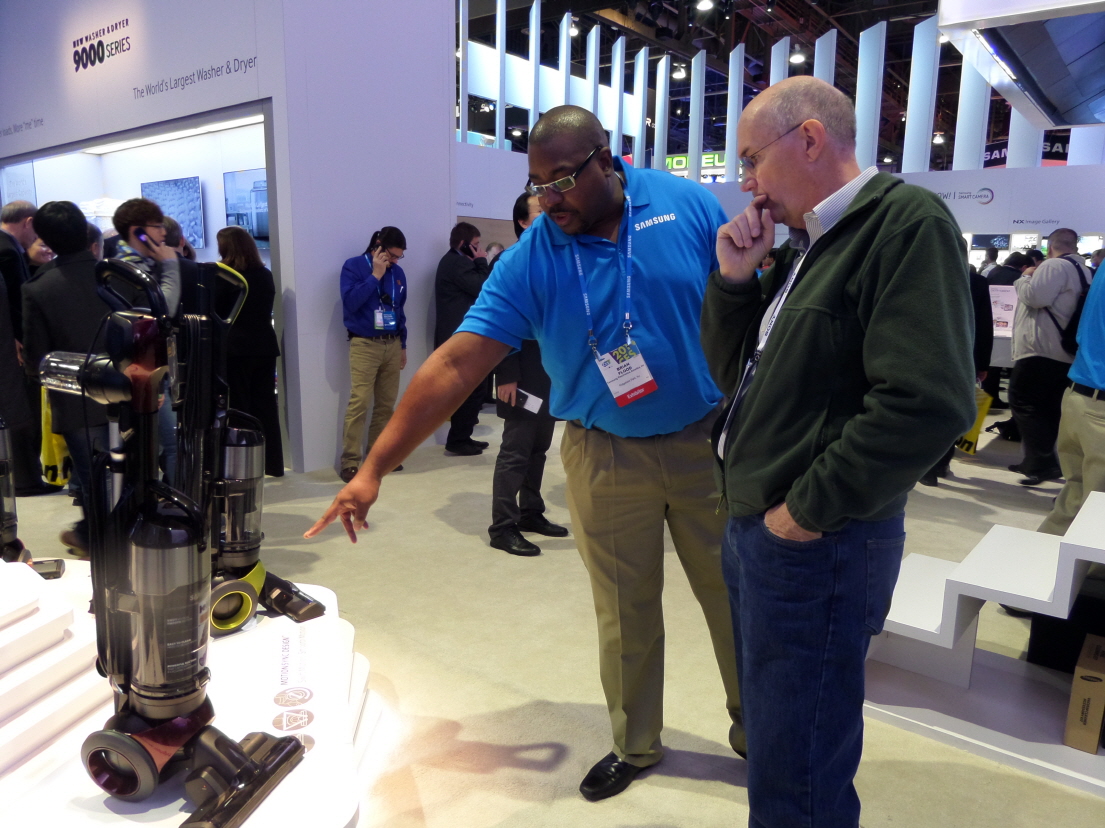 CES 2014 행사장에서 모션 싱크 청소기를 관람하는 사진입니다.