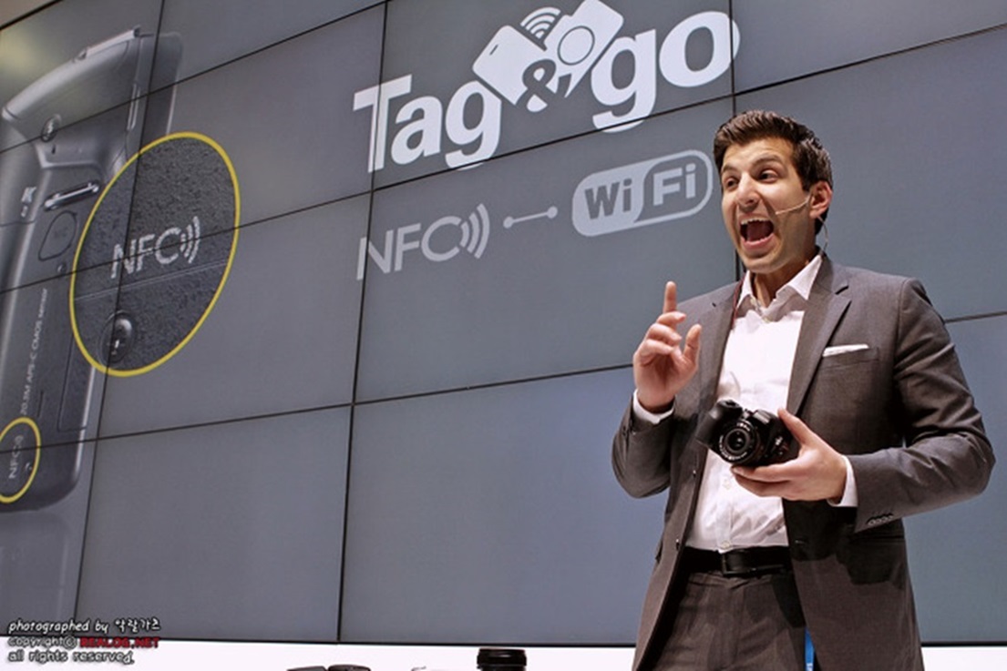 삼성 미러리스 카메라 NX30를 설명하는 사진입니다.