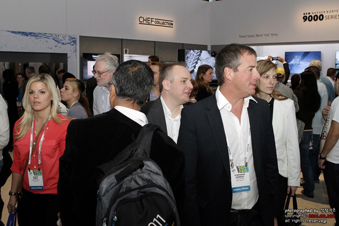 CES 2014 클럽 드 쉐프를 찾은 사람들 이미지입니다.