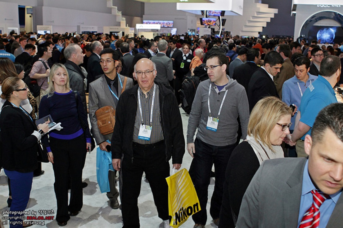 라스베이거스 컨벤션센터에서 개막한 CES 2014 행사장 내부 사진입니다.