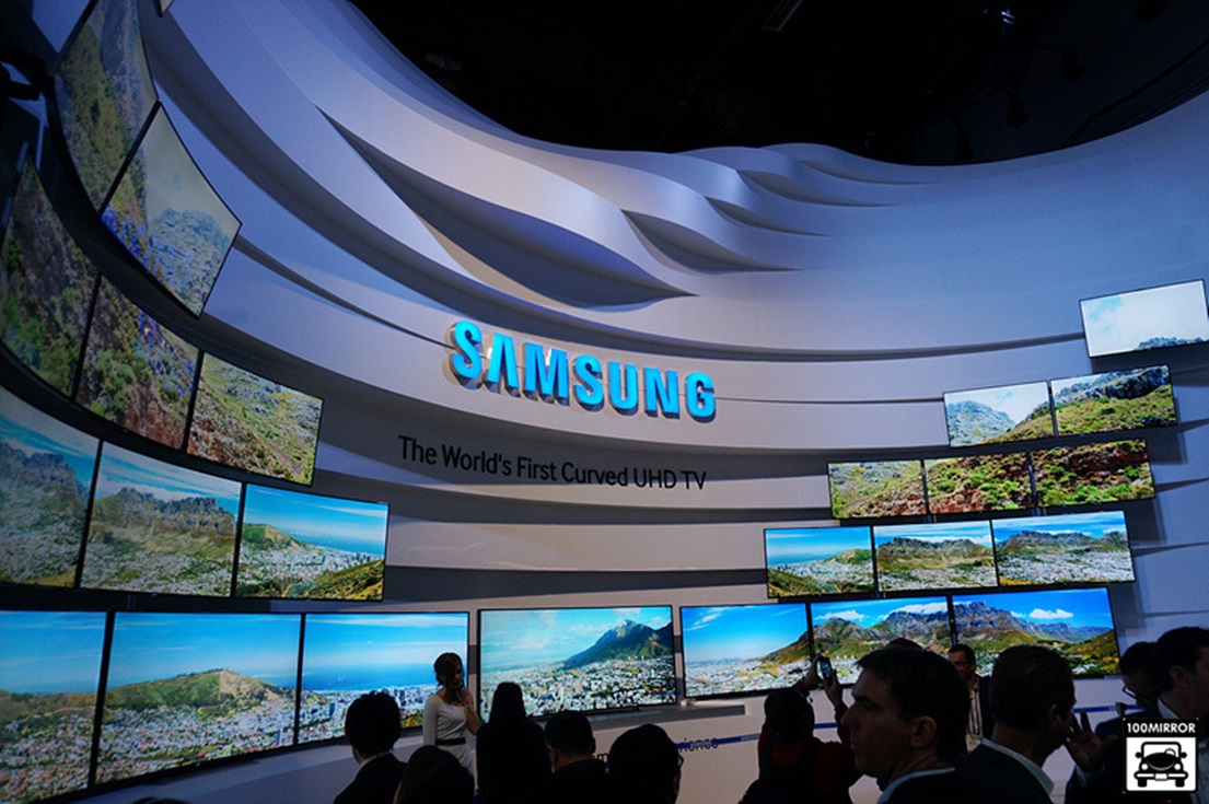 여러 UHD TV들이 화려한 그래픽과 함께 전시된 이미지입니다.