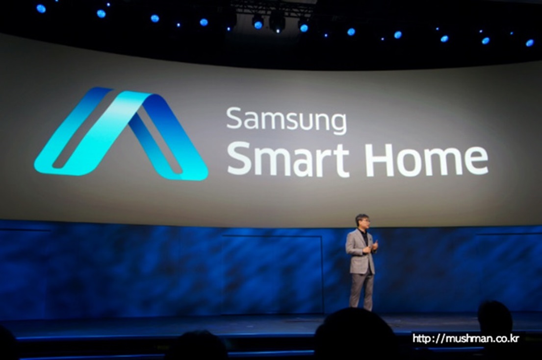 컨퍼런스에서 Smart Home 개념에 대해 소개하는 이미지입니다.