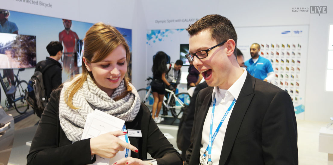 CES 2014의 BMW와 갤럭시기어 부스 사진입니다.