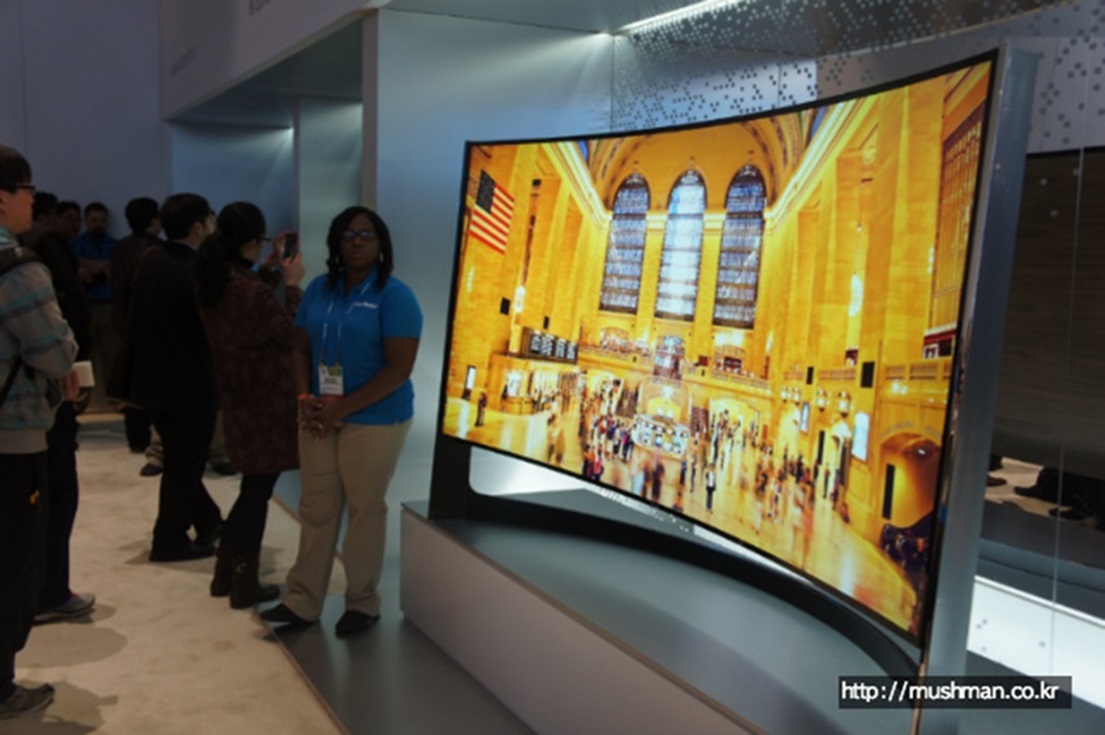 105형 곡면 UHD TV 이미지입니다.
