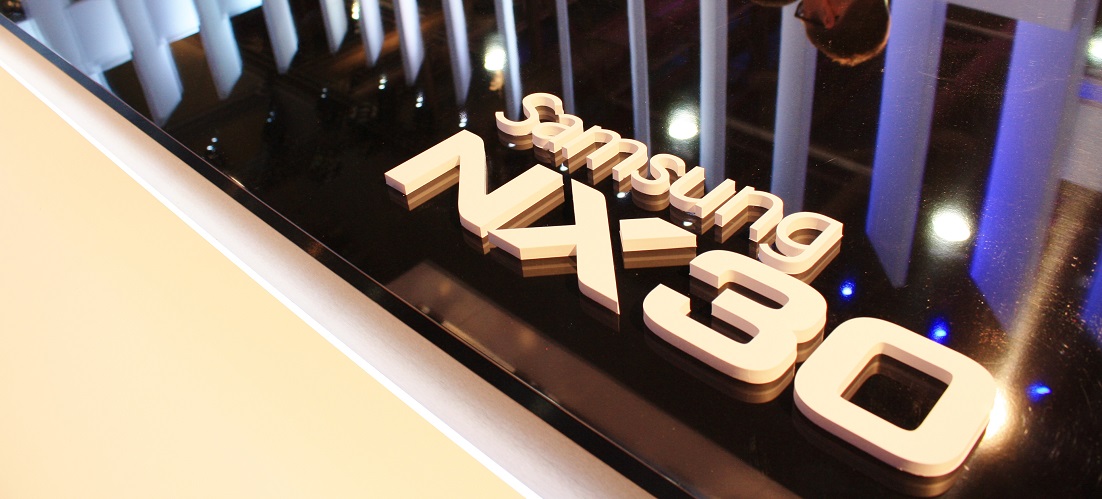 CES 2014 행사장 부스에 마련된 nx30 코너 이미지입니다.