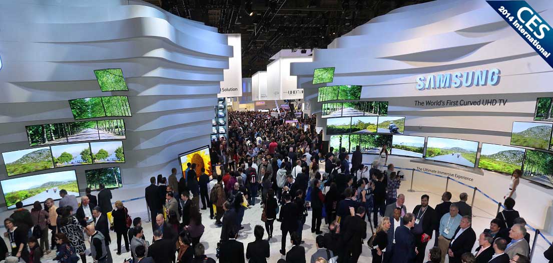 '그랜드 캐니언'을 형상화한 조형물에 커브드 UHD TV를 설치한 CES2014 삼성전자 전시관 하이라이트존 사진입니다.