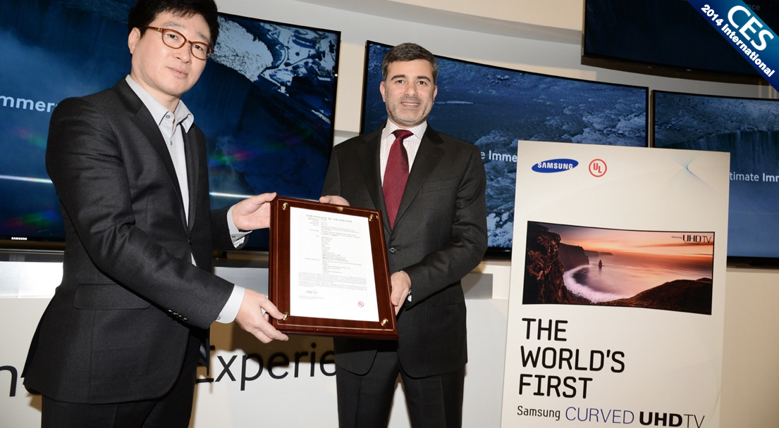 CES 2014에서 삼성전자 UHD TV에 대한 인증 수여식이 진행되고 있습니다.