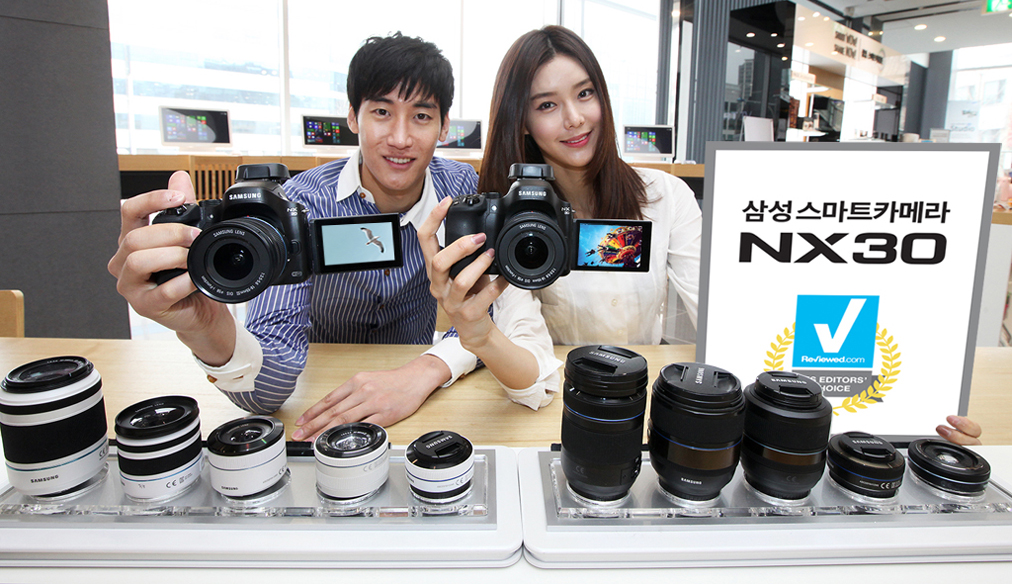 삼성전자, 프리미엄 미러리스 카메라 'NX30' 출시