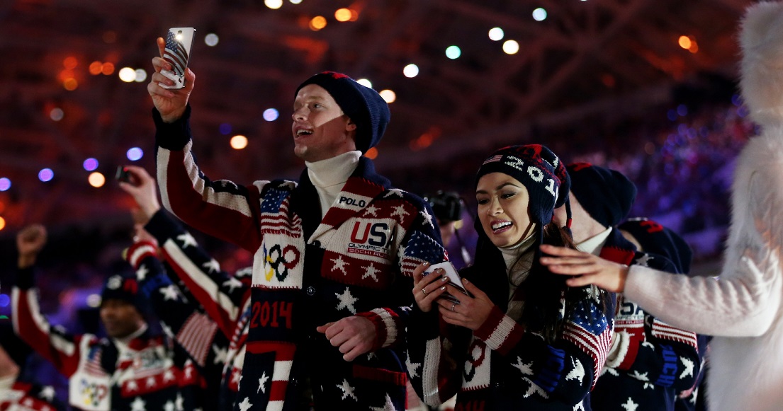 소치올림픽 개막식에 미국 선수단이 노트3로 촬영하고 있는 모습입니다.