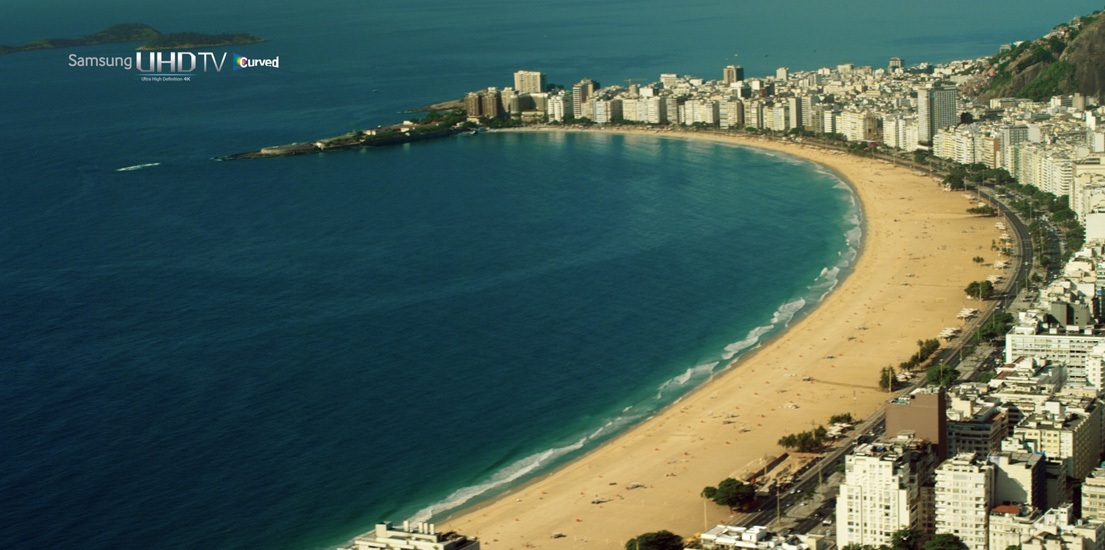 브라질 해변의 곡선 이미지입니다.