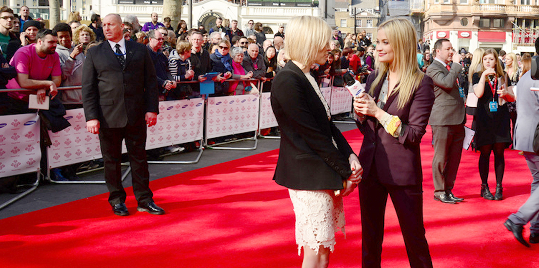 런던 시내 중심 레스터 스퀘어(Leicester Square) 오데온(Odeon) 극장 앞에 레드 카펫이 깔린 모습입니다.