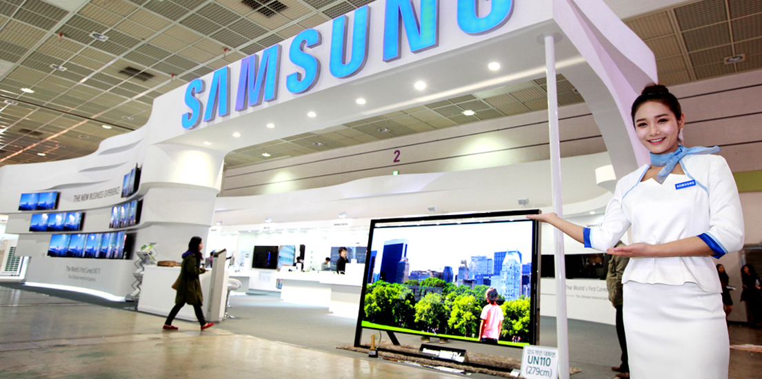 삼성전자가 4월 2일부터 4일까지 3일간 서울 삼성동 코엑스에서 열리는 국내 최대의 공공조달 전시회 '2014 코리아 나라장터 엑스포(KOPPEX 2014)'에 참가한다. 사진은 삼성전자 모델이 엑스포에 전시된 삼성전자의 제품들을 선보이는 모습.