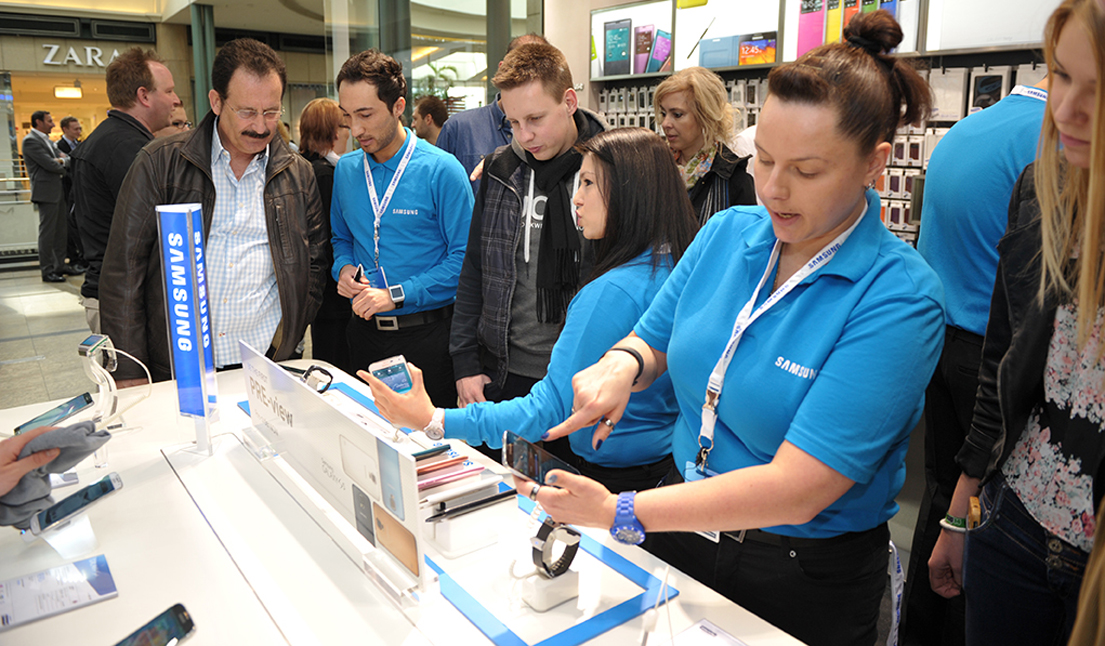 삼성전자는 11일 미국, 영국, 중국, 러시아, UAE, 남아공, 페루 등 6개 대륙 총 125개국에서 전략 스마트폰 '갤럭시 S5'를 출시한다고 밝혔다. 사진은 지난 달 26일부터 독일 오벨하우젠에서 진행된 프리뷰 행사 모습.