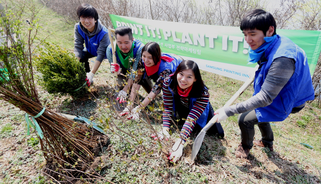 삼성전자 프린팅 솔루션 나무심기 예행연습하고 있는 학생 사진