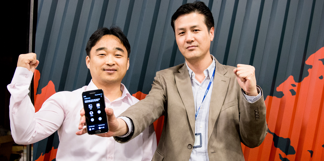 삼성전자 무선사업부 최승철 수석과 이병걸 수석이 갤럭시 S5를 들고 있는 모습입니다.