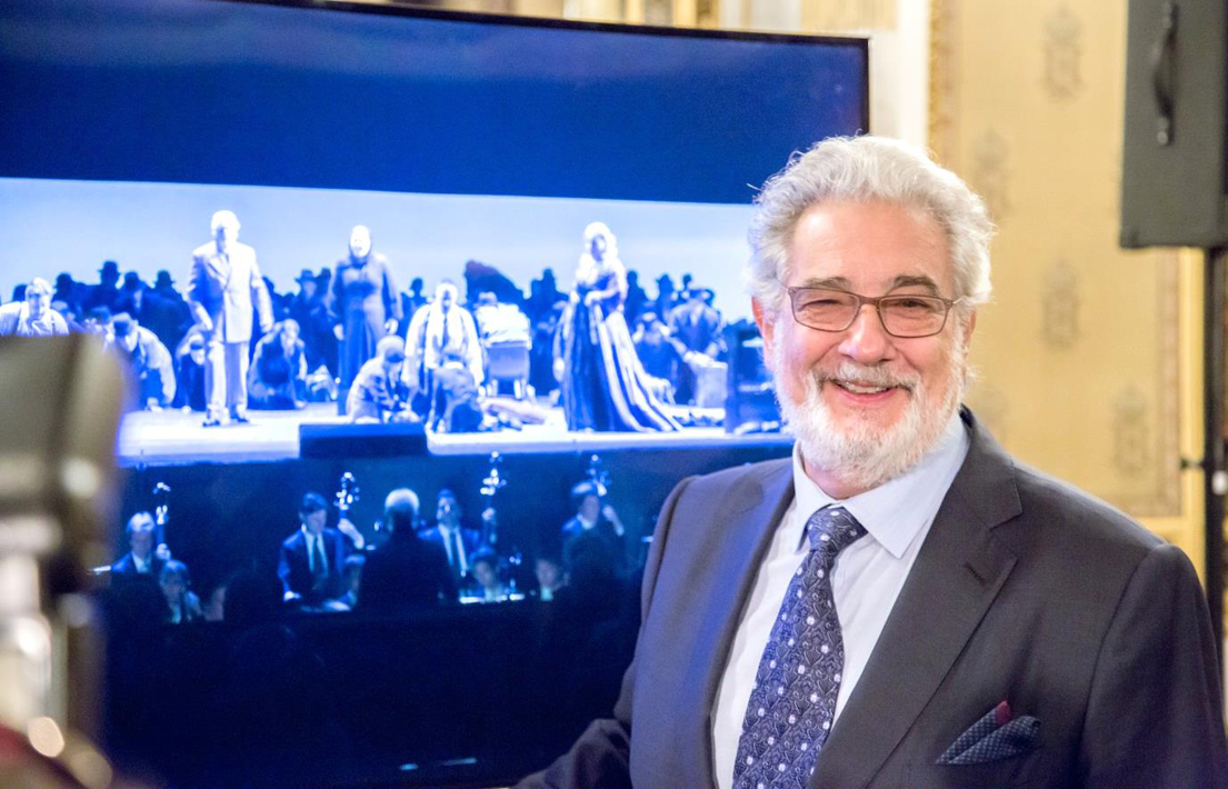 플라시도 도밍고가 웃고 있는 사진