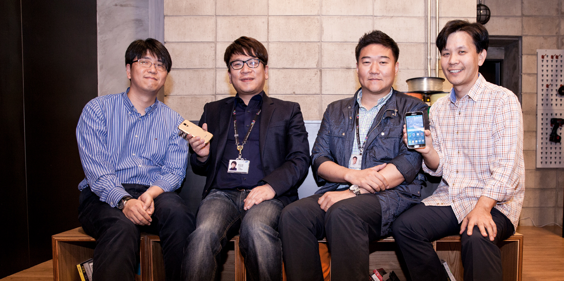 오디오개발팀 4명이 의자에 나란히 앉아있습니다.