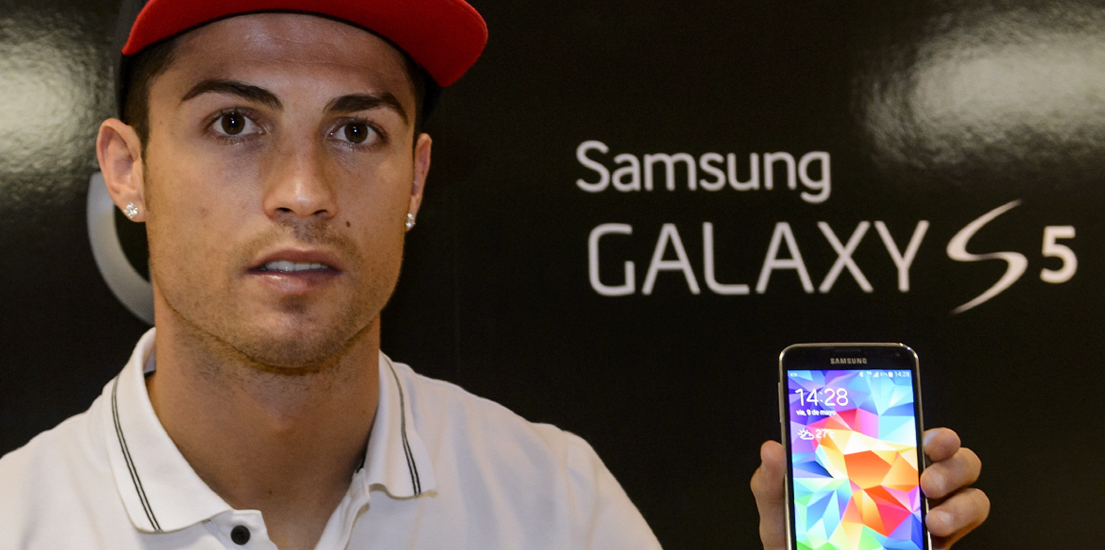 삼성전자의 신제품인 갤럭시 S5를 들고 포즈를 취하고 있는 크리스티아누 호날두 선수