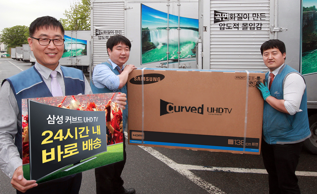 삼성 커브드 UHD TV, '24시간 내 배송' 체제 가동, 삼성전자 임직원 세 명이 ' 삼성커브드UHD TV'를 배송하고 있다.