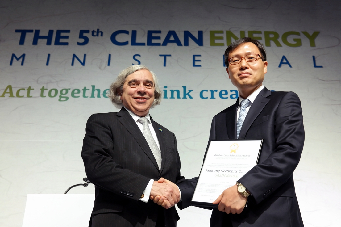 삼성전자 영상디스플레이사업부 김석기 전무(오른쪽)가 ‘글로벌 리프(LEAP) 오프그리드(off grid)상’을 전달하는 이미지 입니다.