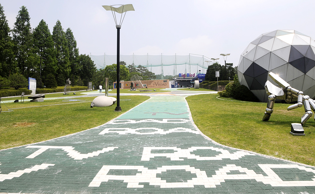 폐브라운관 TV의 재발견, ‘승리 기원의 길’을 가다