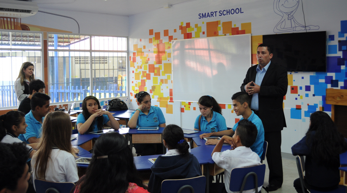 올 상반기 281% 성장 이룬 삼성전자의 '이것'은?, 삼성스마트스쿨에서 교육을 하고 있는 사진입니다.