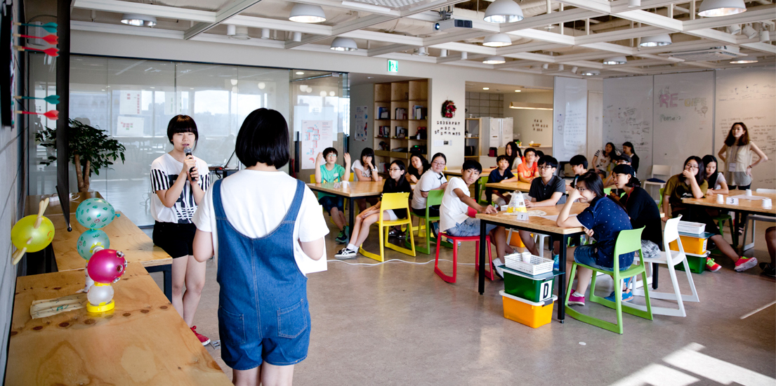 삼성 크리에이티브 멤버십 교육 기부 수업에 참여한 아이들이 직접 만든 작품을 친구들에게 소개하고 있습니다.