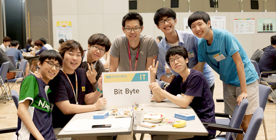 청춘들이 만드는 따뜻한 세상 '삼성전자 프로젝트 멘토링' 현장 멘토, 멘티의 단체사진 입니다