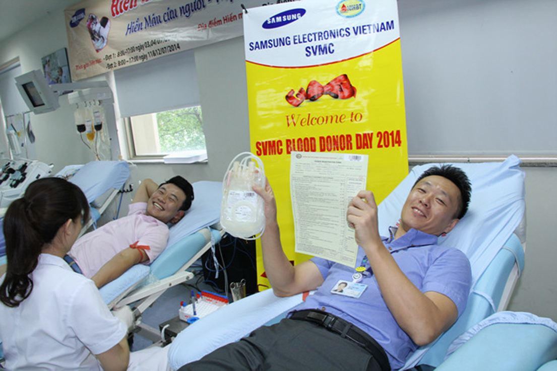 생명을 구하는 일에 앞장 선 삼성전자 베트남 법인, 직원이 헌혈하고 있는 사진입니다