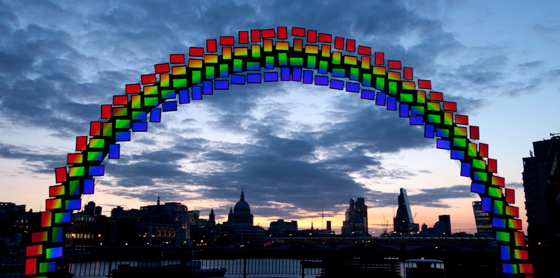 갤럭시 탭S가 영국 런던 템즈강변에 무지개를 만들었습니다.