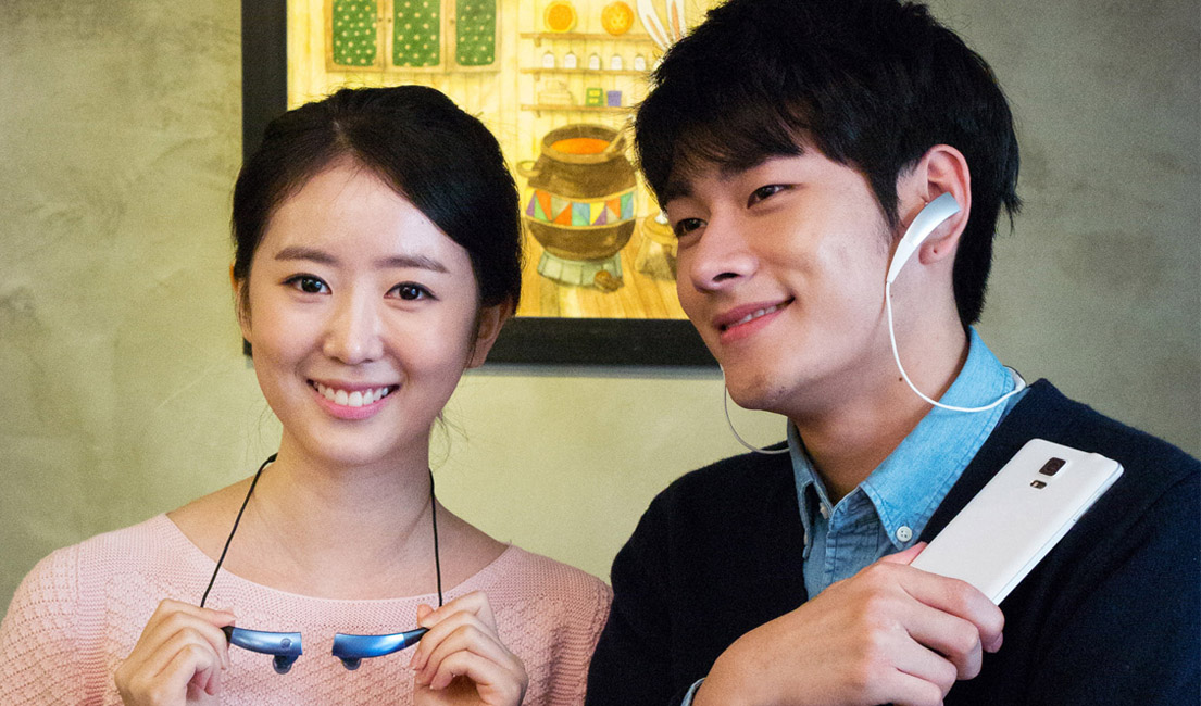 기어서클를 착용한 두 명의 모델