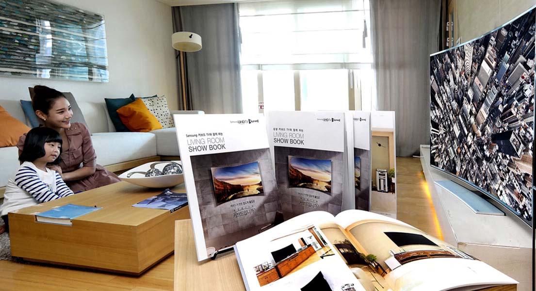 커브드 TV 리빙룸 쇼북